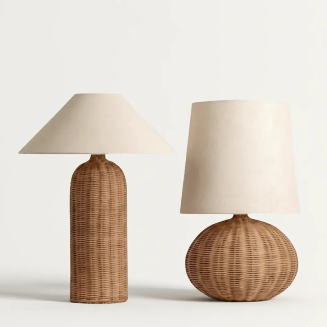 Wabi-Sabi Rotan Tafellamp – Handgeweven Voet Met Stoffen Kap