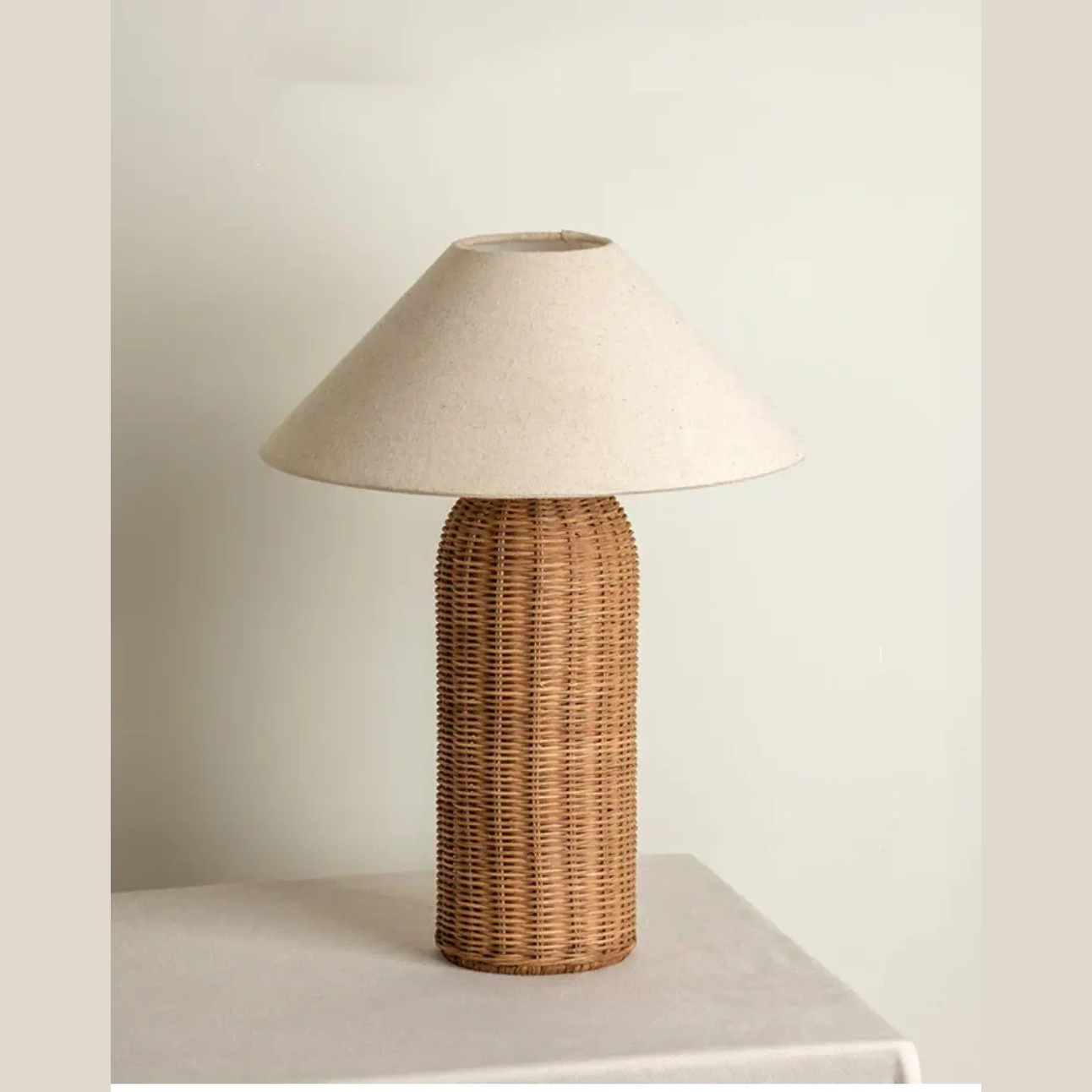 Wabi-Sabi Rotan Tafellamp – Handgeweven Voet Met Stoffen Kap