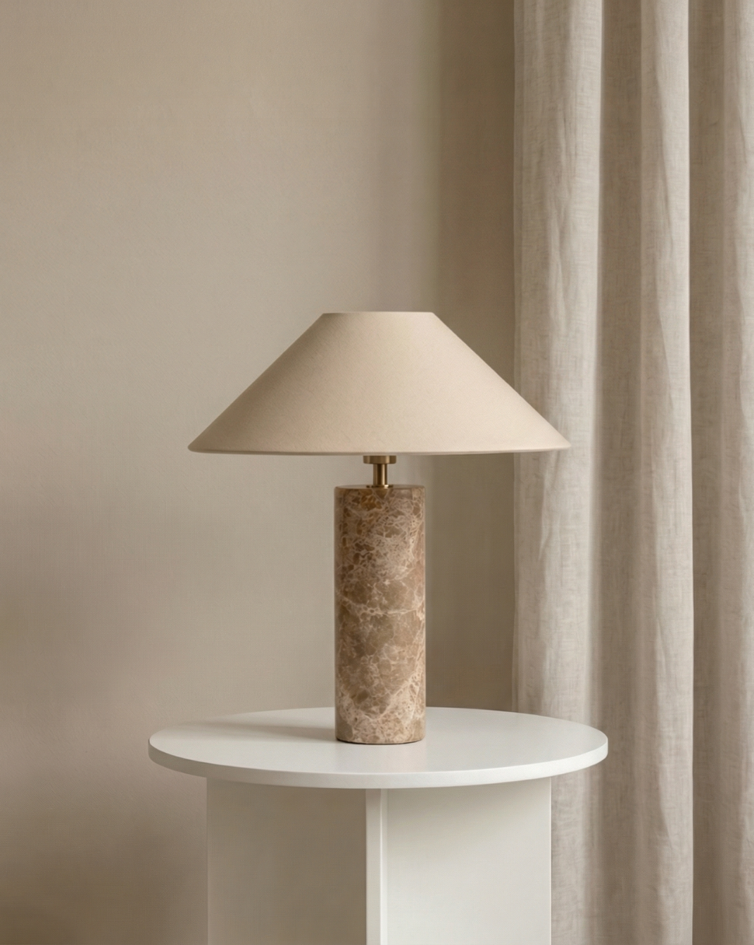 Nordic Marmeren Tafellamp – Witte Stoffen Kap | Marmeren voet - Maison Roze