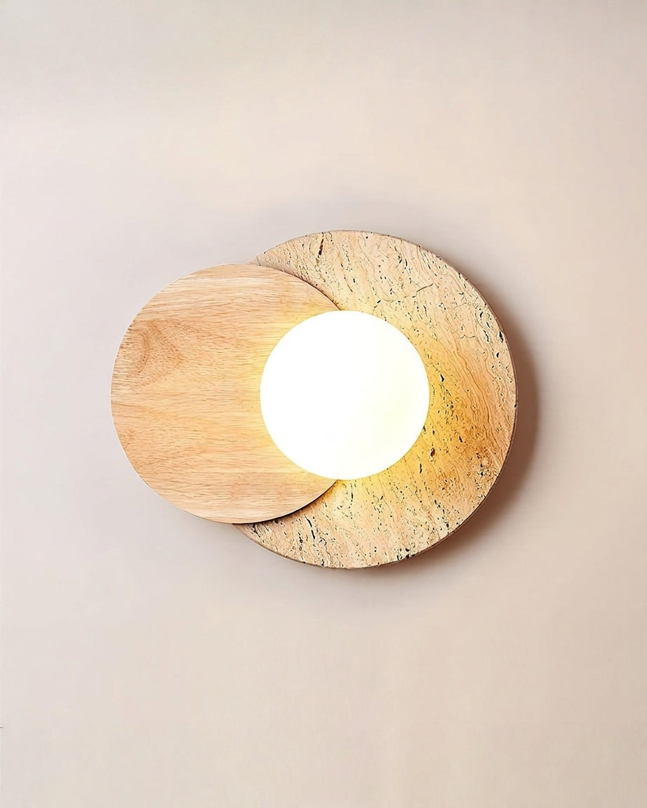 Lunar Eclipse - Travertin wandlamp met hout en glazen bol | Naturel Hout - Maison Roze