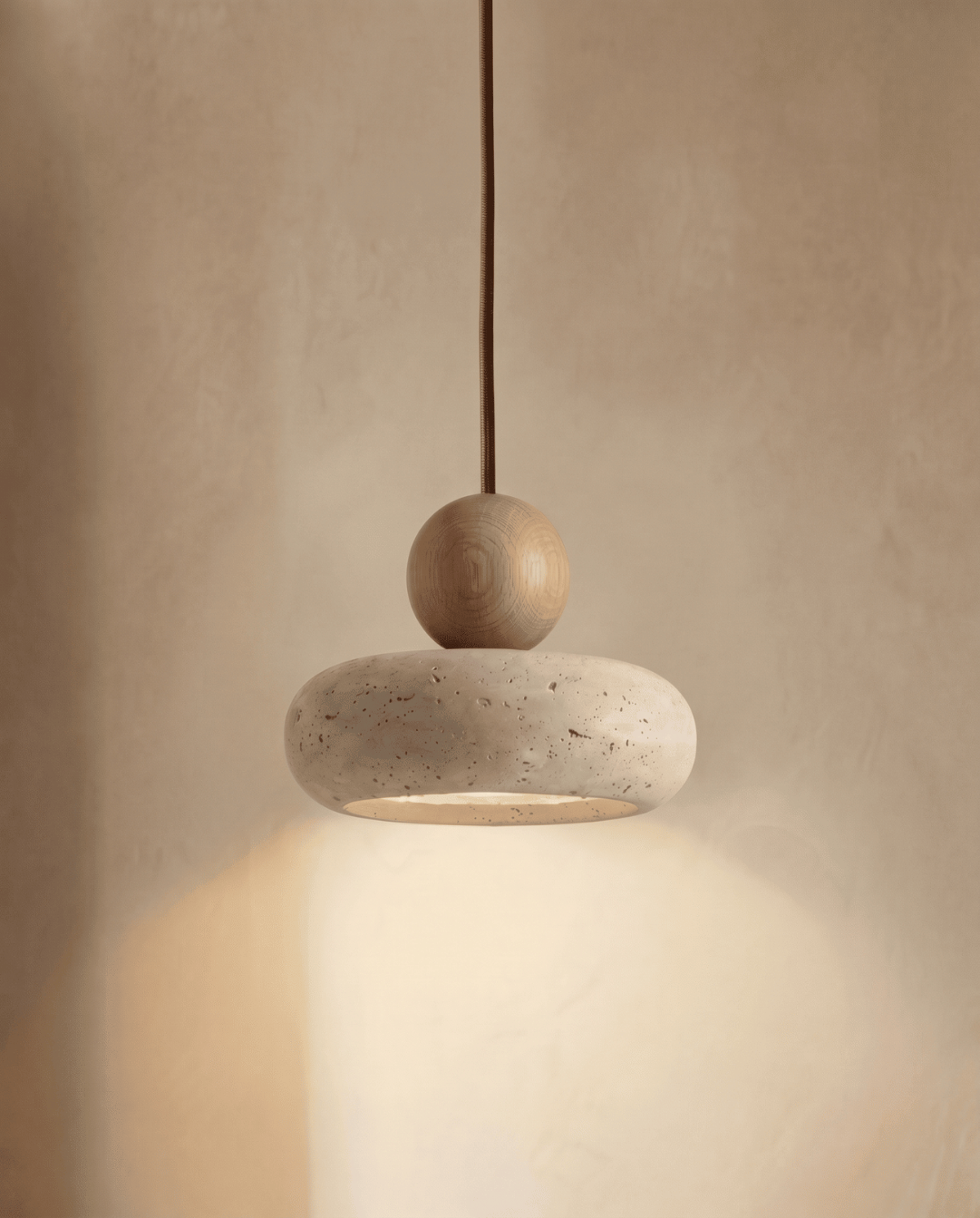 Cove Hanglamp Van Beige Travertin Met Houten Accent | Dennen - Maison Roze
