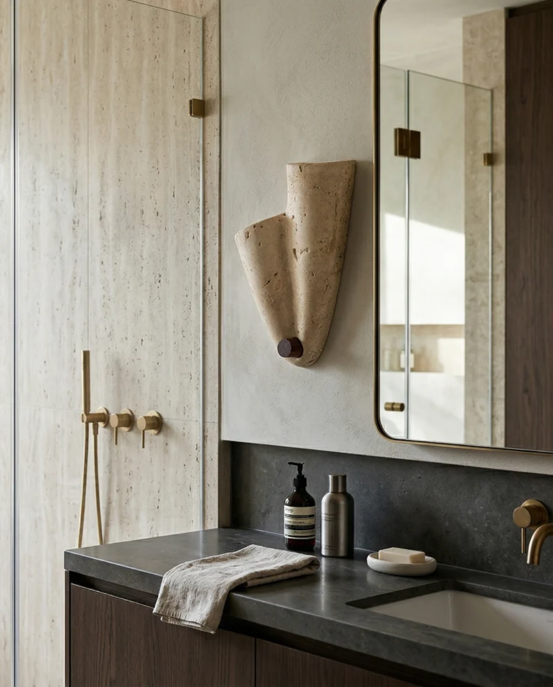 Drapé - Travertin wandlamp met plooivorm | - Maison Roze