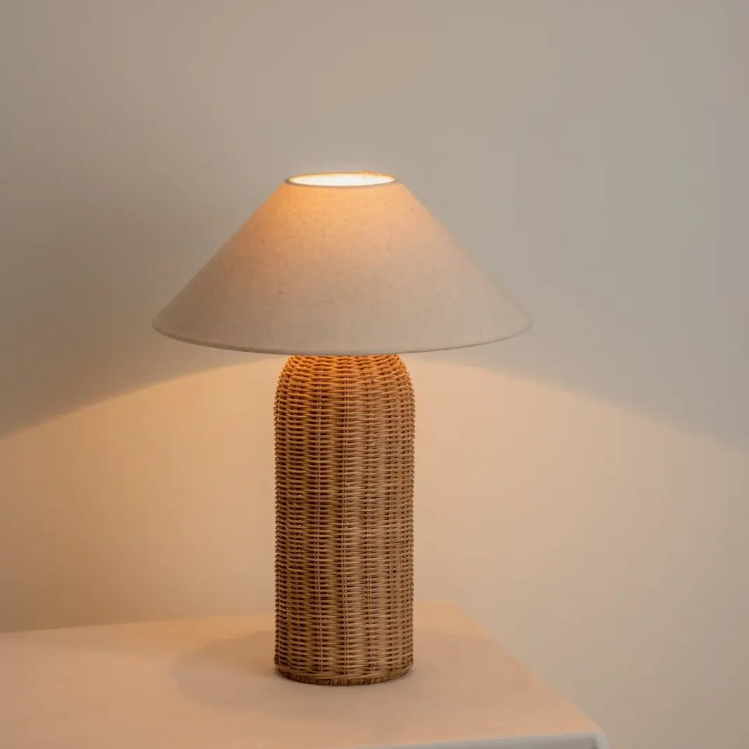 Wabi-Sabi Rotan Tafellamp – Handgeweven Voet Met Stoffen Kap