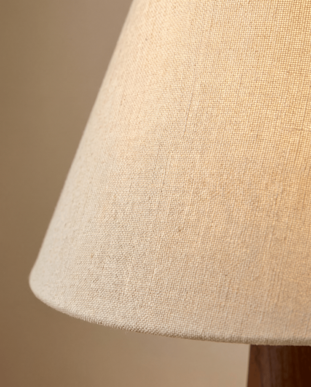 Grove tafellamp van massief hout met beige stoffen kap, 45 cm | - Maison Roze