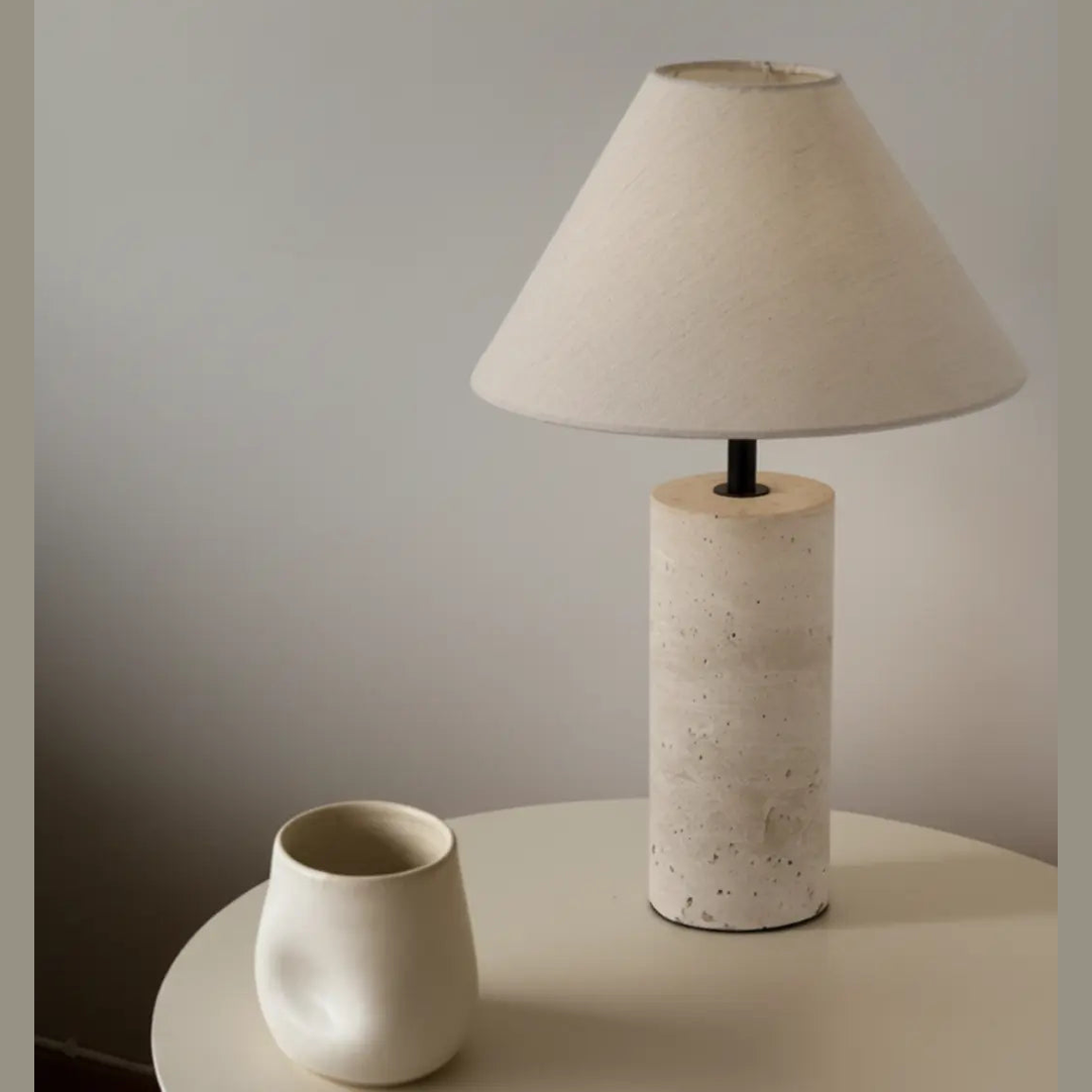 Travertijn Tafellamp – Gele Natuursteen & Stoffen Kap