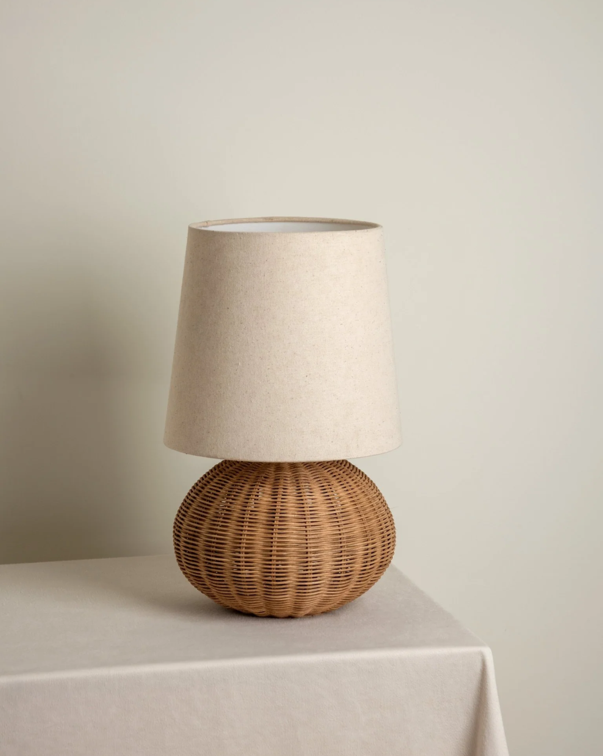 Wabi-Sabi Rotan Tafellamp – Handgeweven Voet Met Stoffen Kap | Rond - Maison Roze