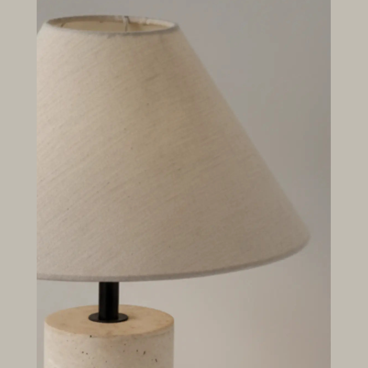 Travertijn Tafellamp – Gele Natuursteen & Stoffen Kap