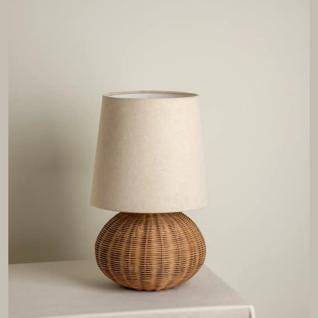 Wabi-Sabi Rotan Tafellamp – Handgeweven Voet Met Stoffen Kap