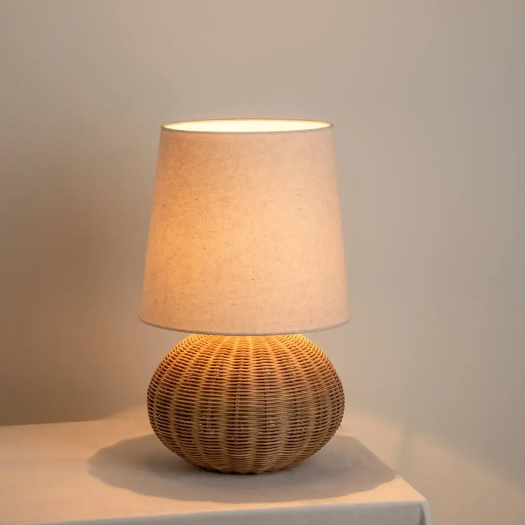 Wabi-Sabi Rotan Tafellamp – Handgeweven Voet Met Stoffen Kap