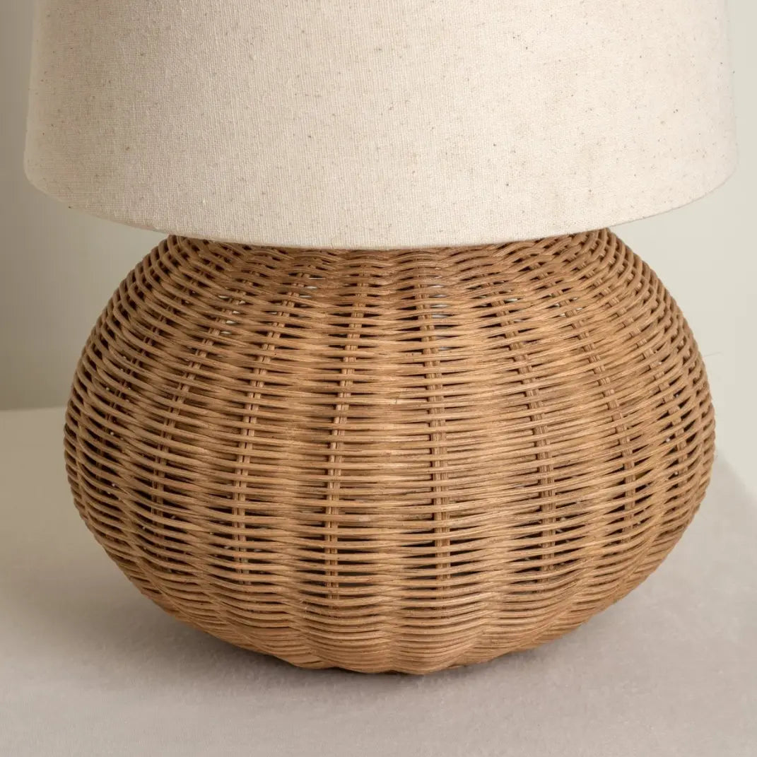 Wabi-Sabi Rotan Tafellamp – Handgeweven Voet Met Stoffen Kap