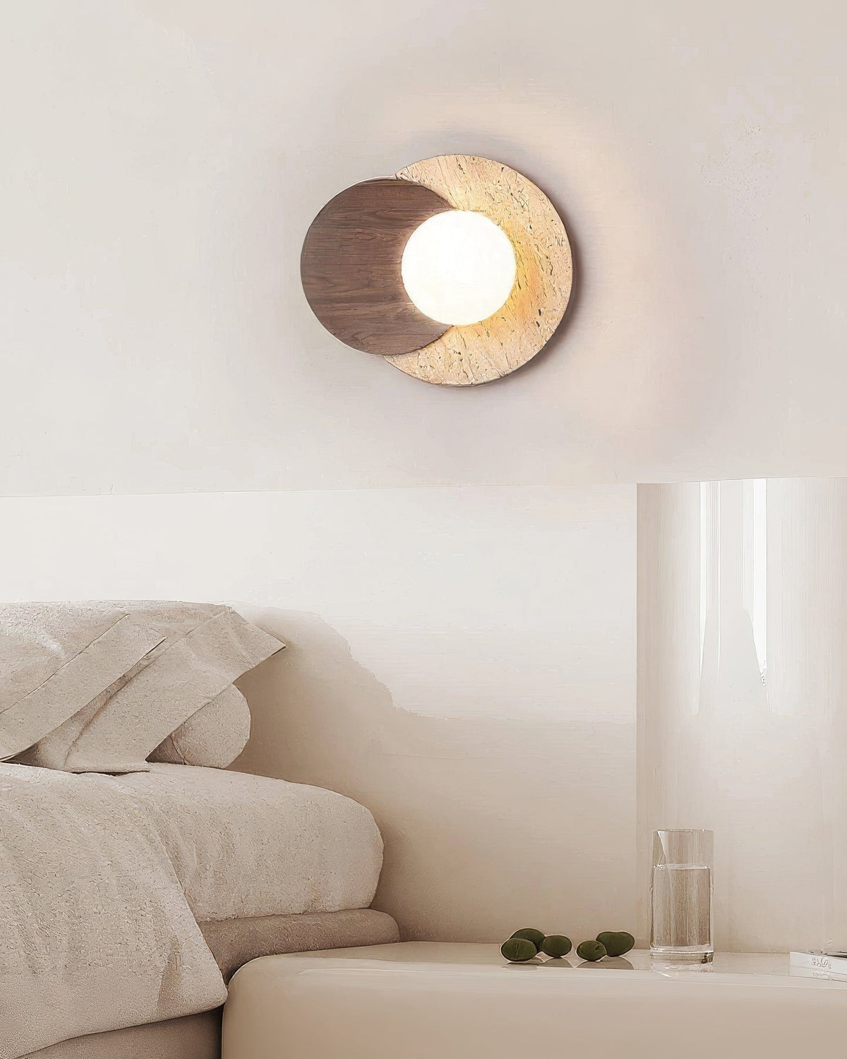 Lunar Eclipse - Travertin wandlamp met hout en glazen bol | - Maison Roze
