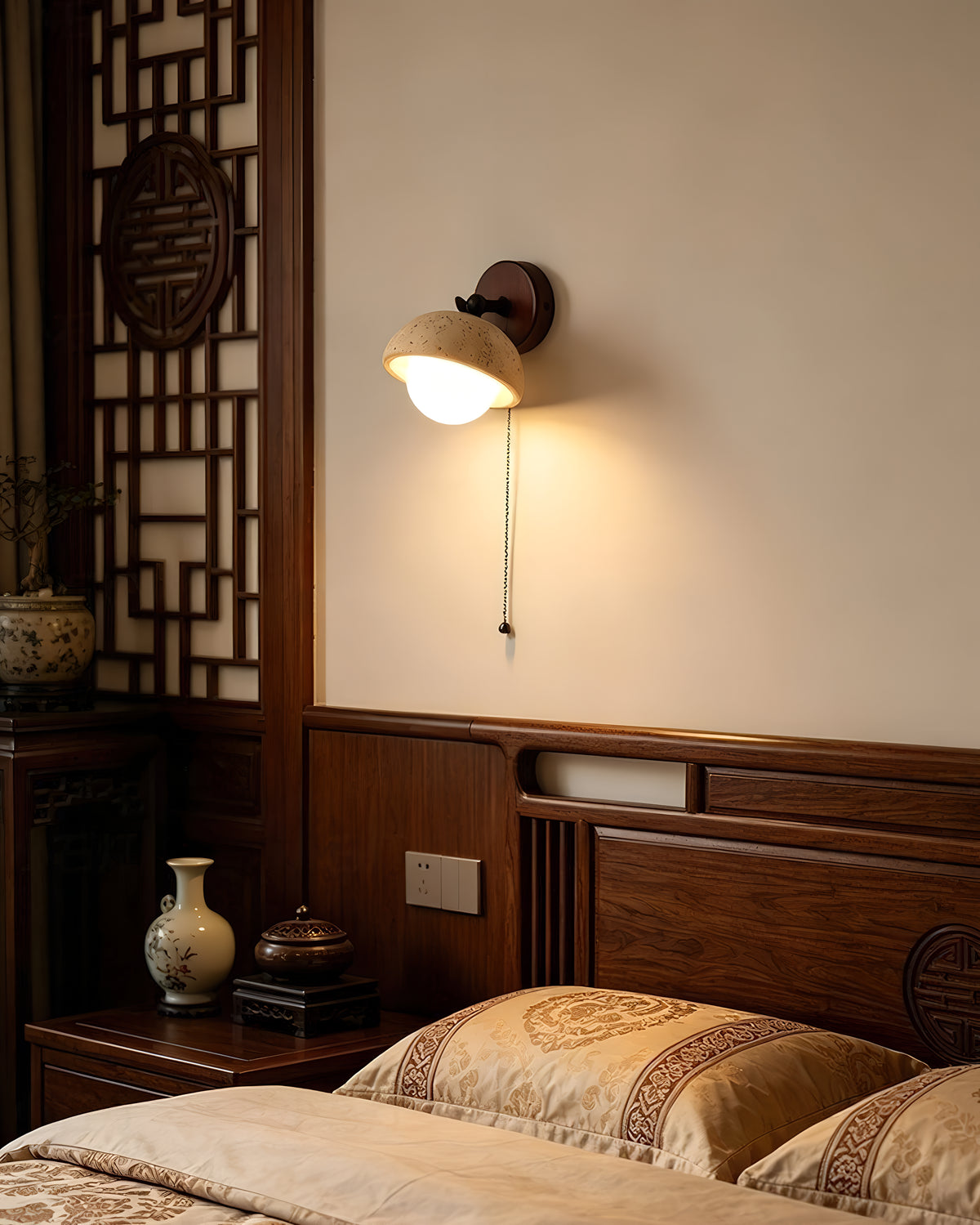 Pecherna - Travertin wandlamp met walnoot en glazen bol | - Maison Roze