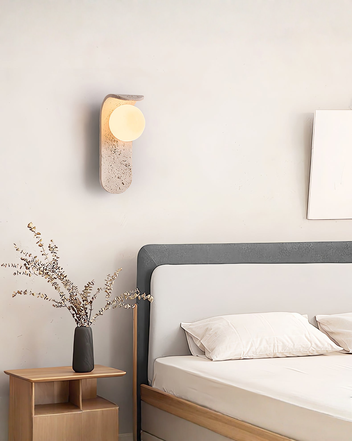 Solis Curve - Gebogen travertin wandlamp met glazen bol | - Maison Roze