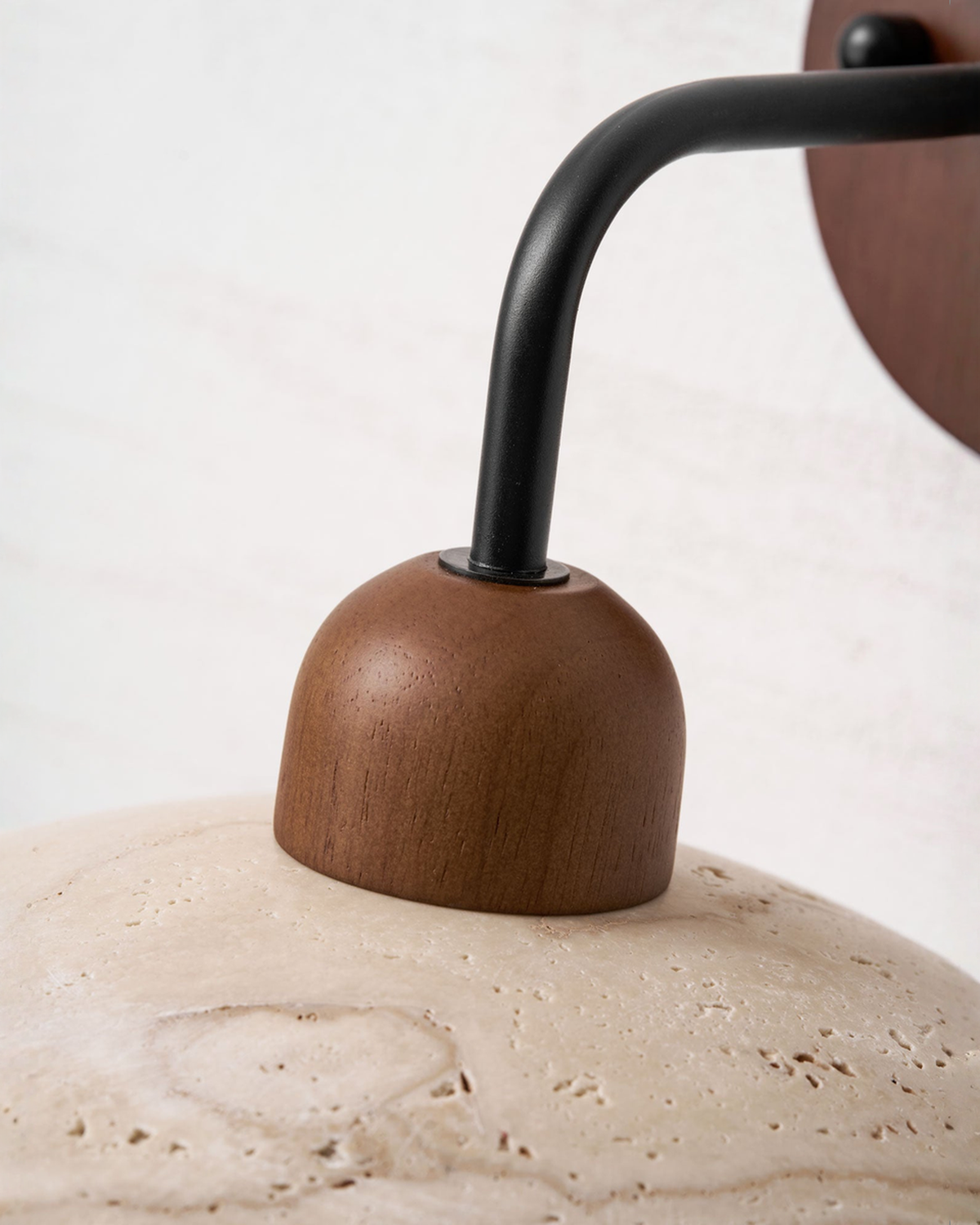 Dome Arm - Travertin wandlamp met gebogen arm en hout | - Maison Roze