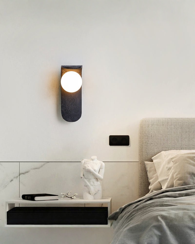 Eclipse Orb - Zwarte travertin wandlamp met glazen bol | - Maison Roze