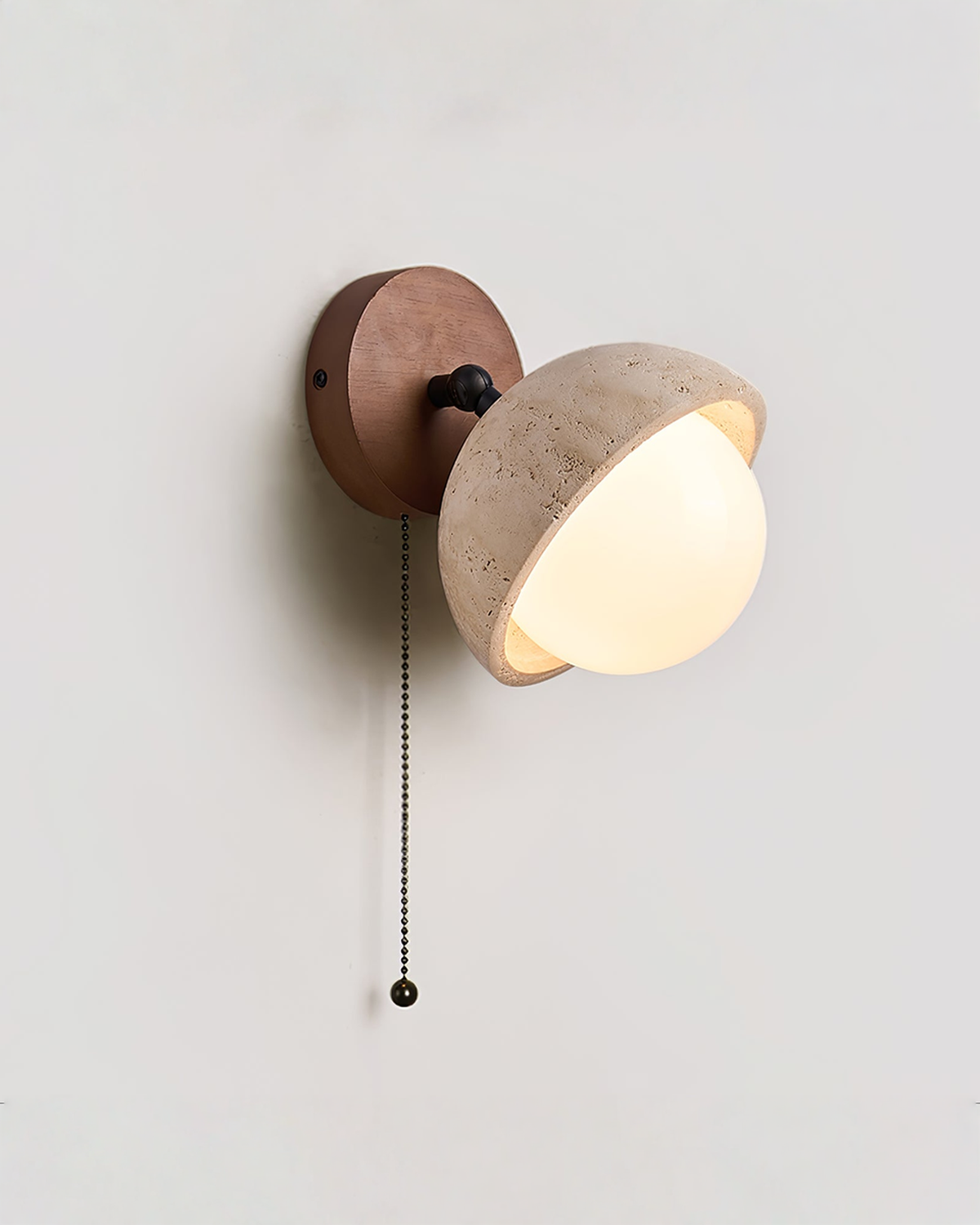 Pecherna - Travertin wandlamp met walnoot en glazen bol | - Maison Roze