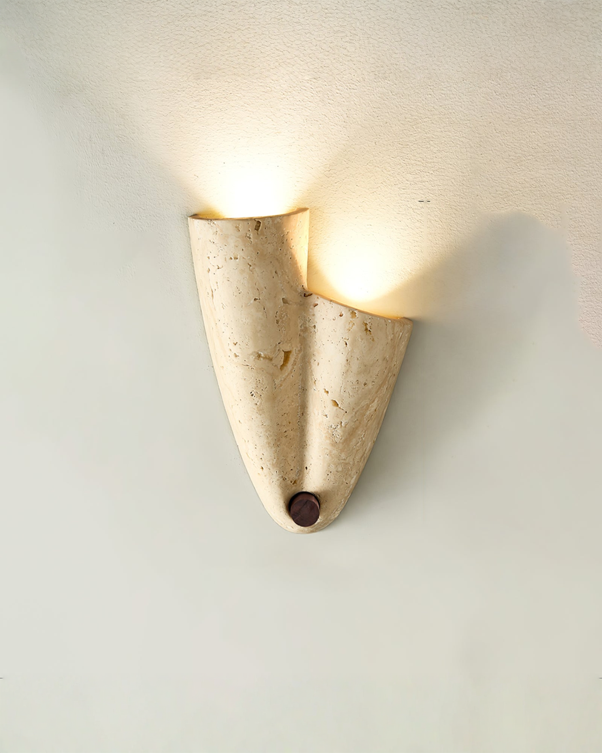 Drapé - Travertin wandlamp met plooivorm | Linksboven - Maison Roze