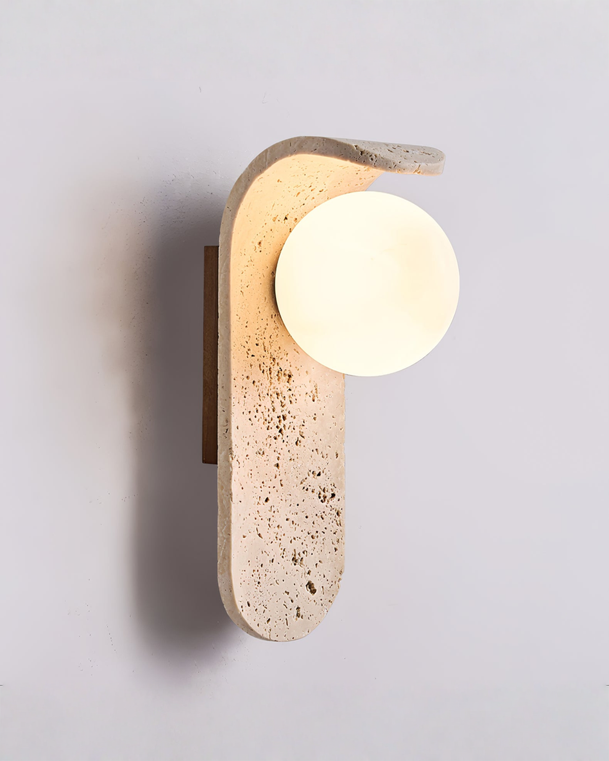Solis Curve - Gebogen travertin wandlamp met glazen bol | - Maison Roze