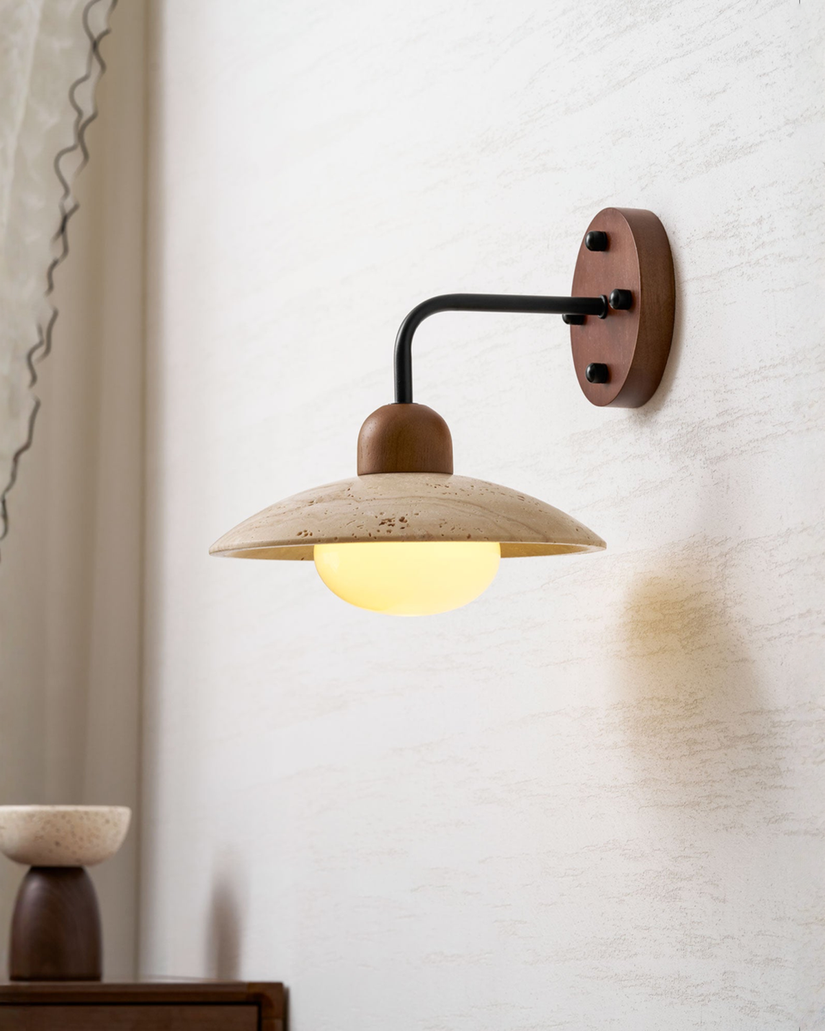 Dome Arm - Travertin wandlamp met gebogen arm en hout | - Maison Roze