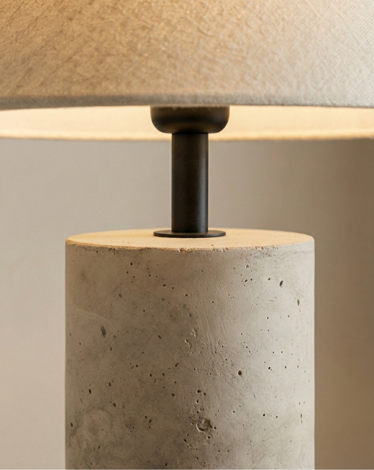 Travertijn Tafellamp – Gele Natuursteen & Stoffen Kap | - Maison Roze