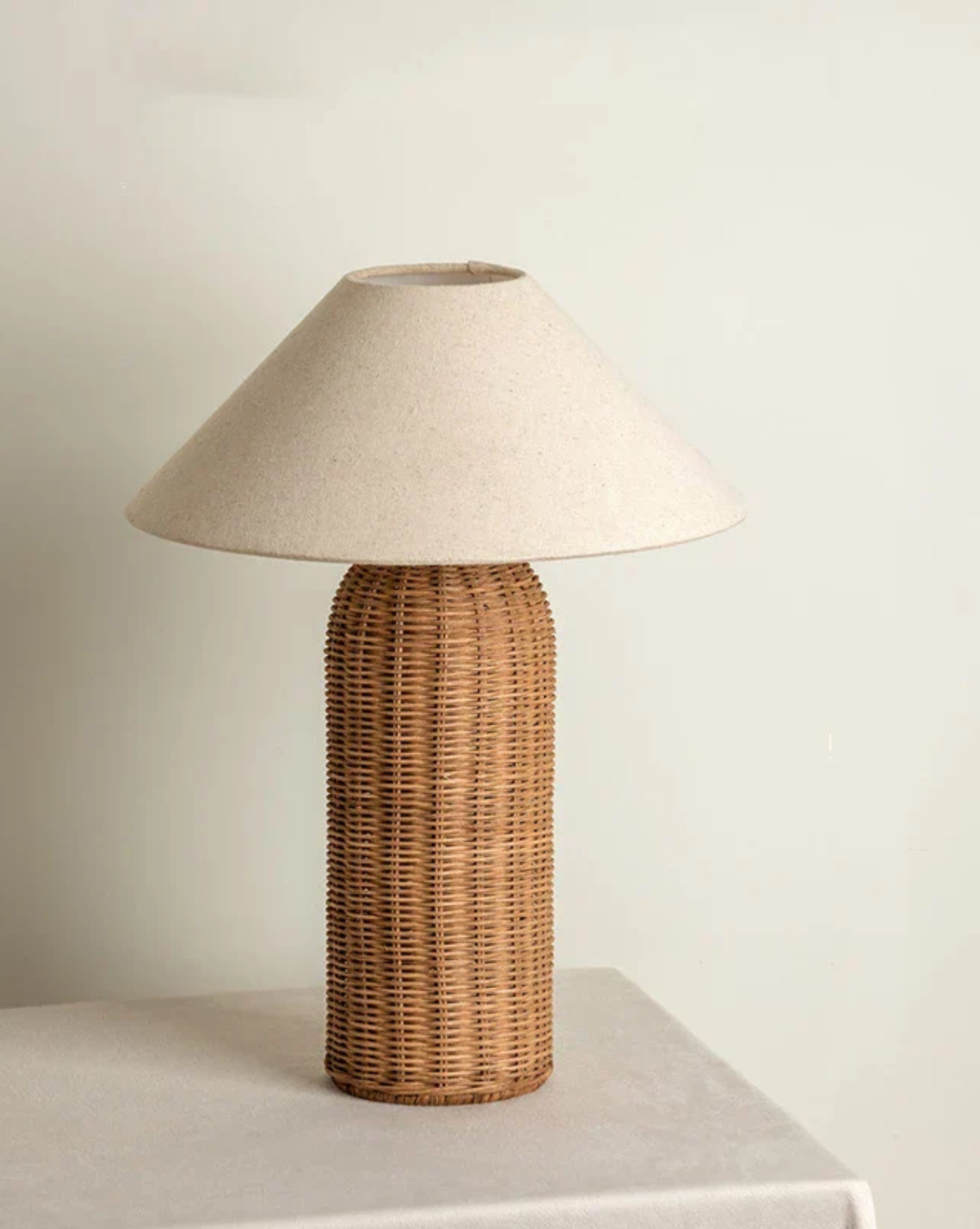 Wabi-Sabi Rotan Tafellamp – Handgeweven Voet Met Stoffen Kap | Cilinder - Maison Roze