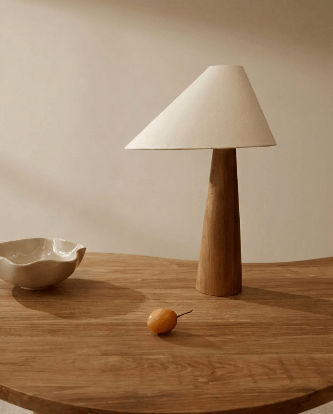 Grove tafellamp van massief hout met beige stoffen kap, 45 cm | Bruin - Maison Roze