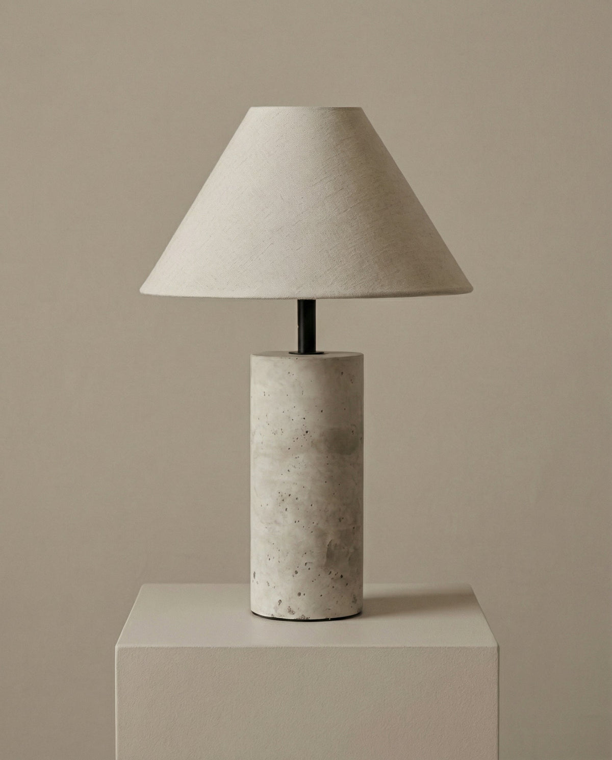 Travertijn Tafellamp – Gele Natuursteen & Stoffen Kap | Travertijn voet - Maison Roze