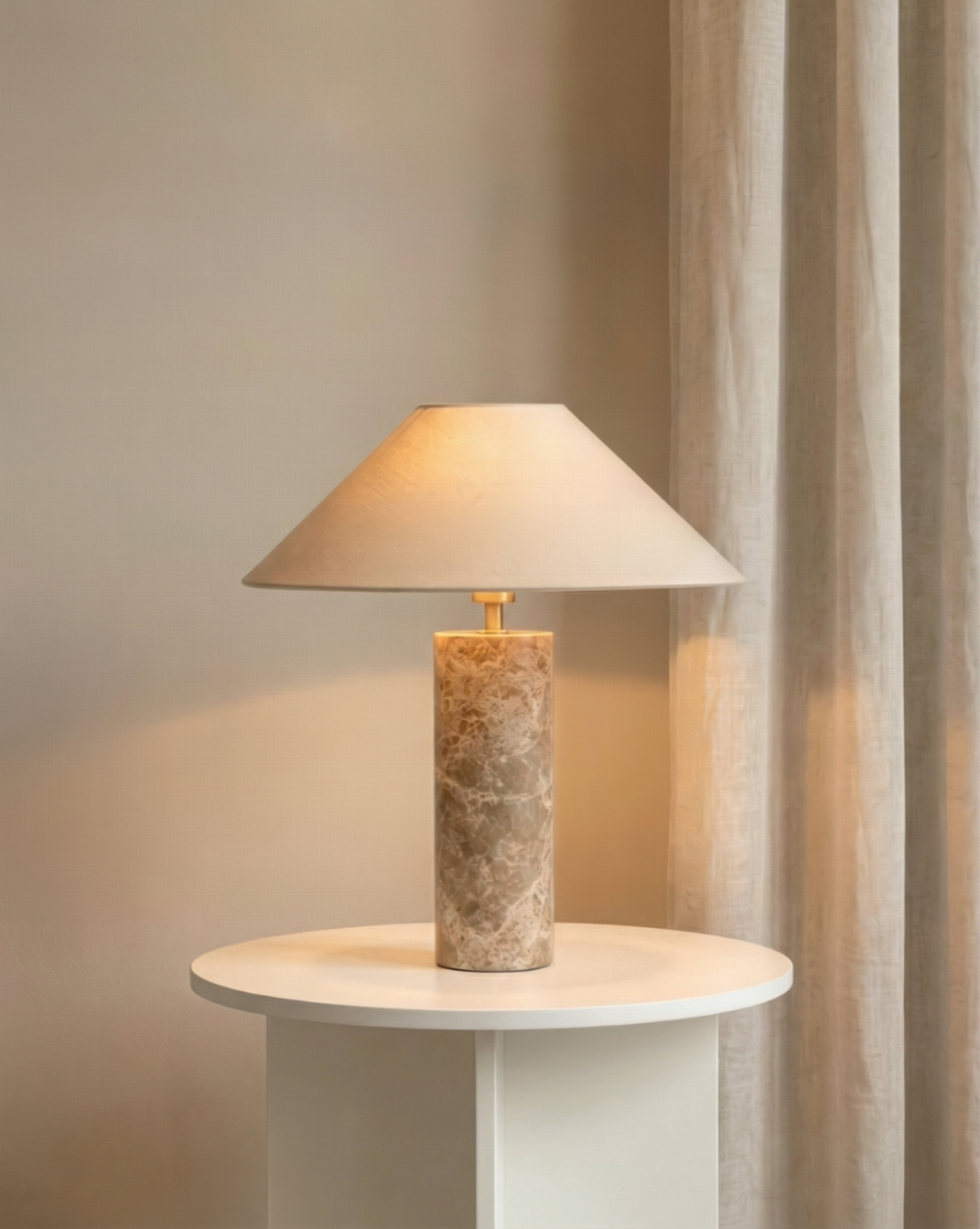 Nordic Marmeren Tafellamp – Witte Stoffen Kap | - Maison Roze