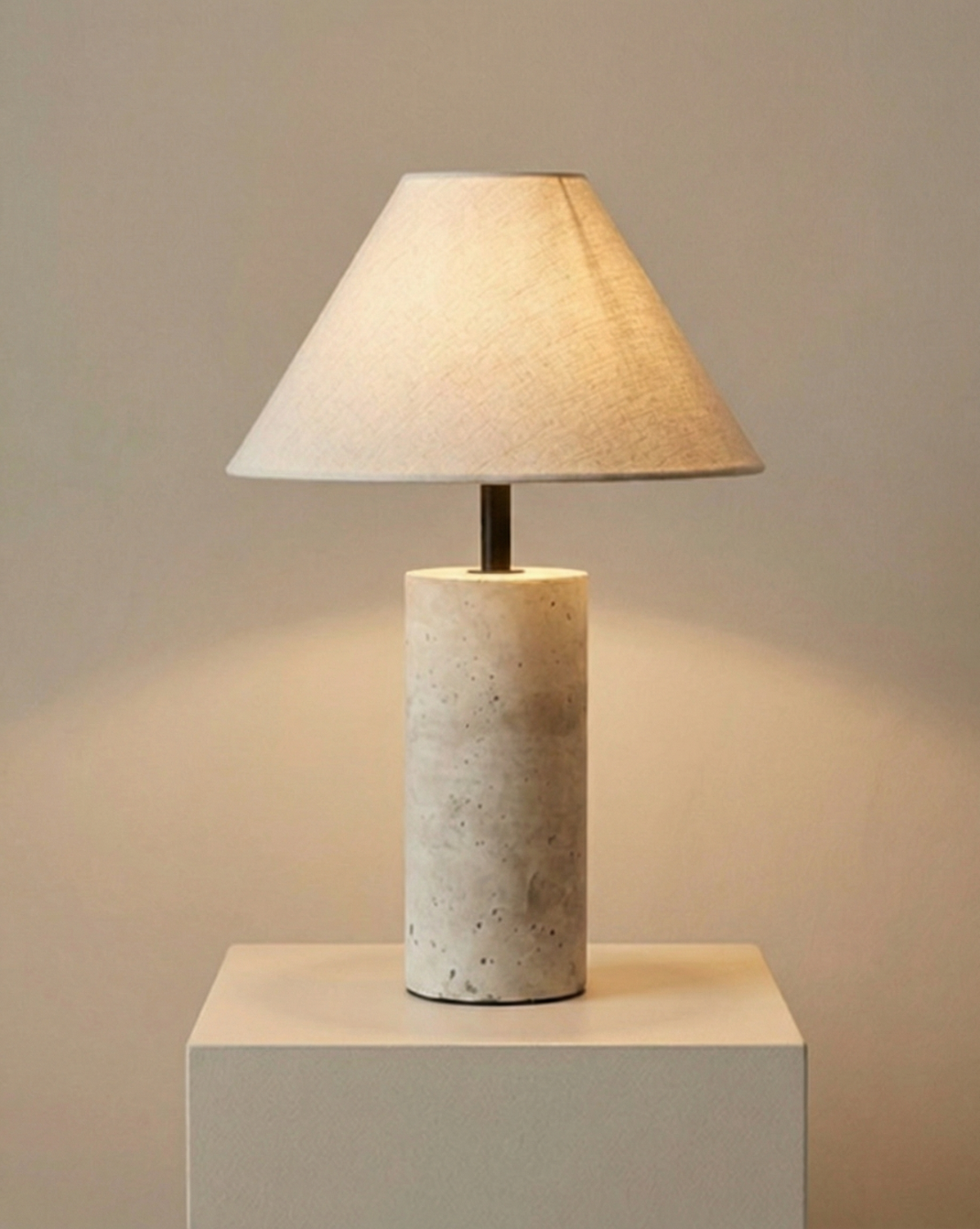 Travertijn Tafellamp – Gele Natuursteen & Stoffen Kap | - Maison Roze