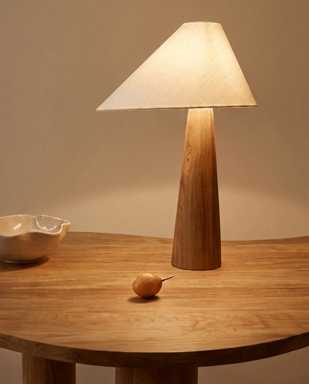 Grove tafellamp van massief hout met beige stoffen kap, 45 cm | - Maison Roze