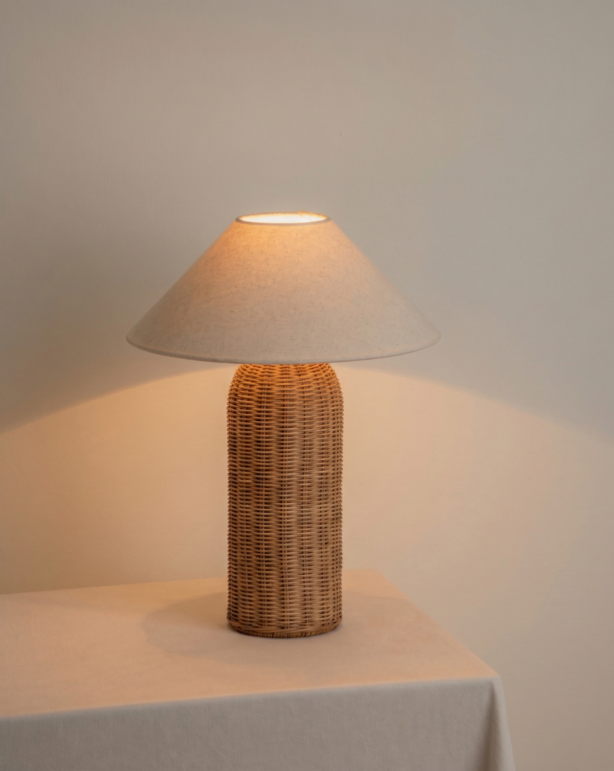 Wabi-Sabi Rotan Tafellamp – Handgeweven Voet Met Stoffen Kap | - Maison Roze