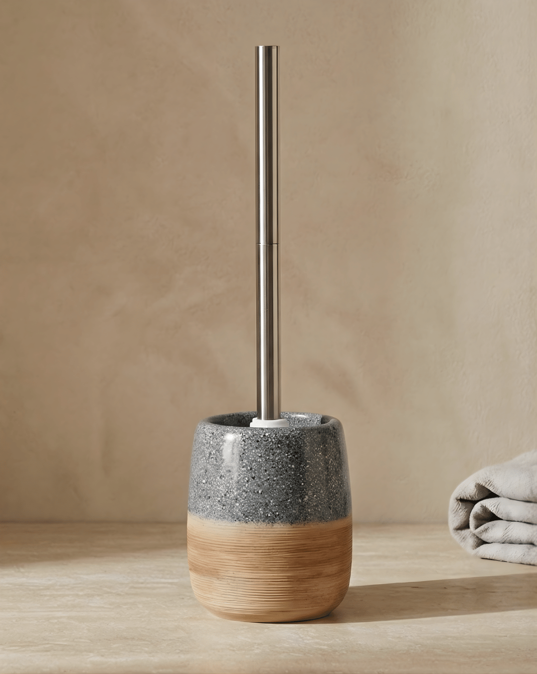 Keramische Toiletborstelset – Houten Textuur Voet – Roestvrijstalen Handvat | Grijs - Maison Roze