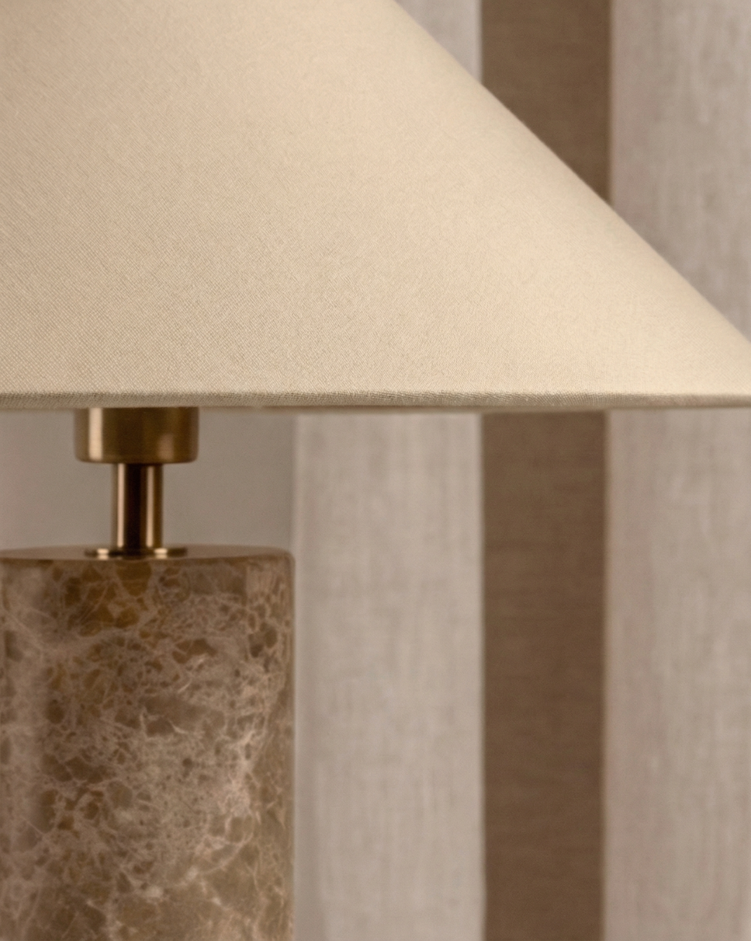 Nordic Marmeren Tafellamp – Witte Stoffen Kap | - Maison Roze