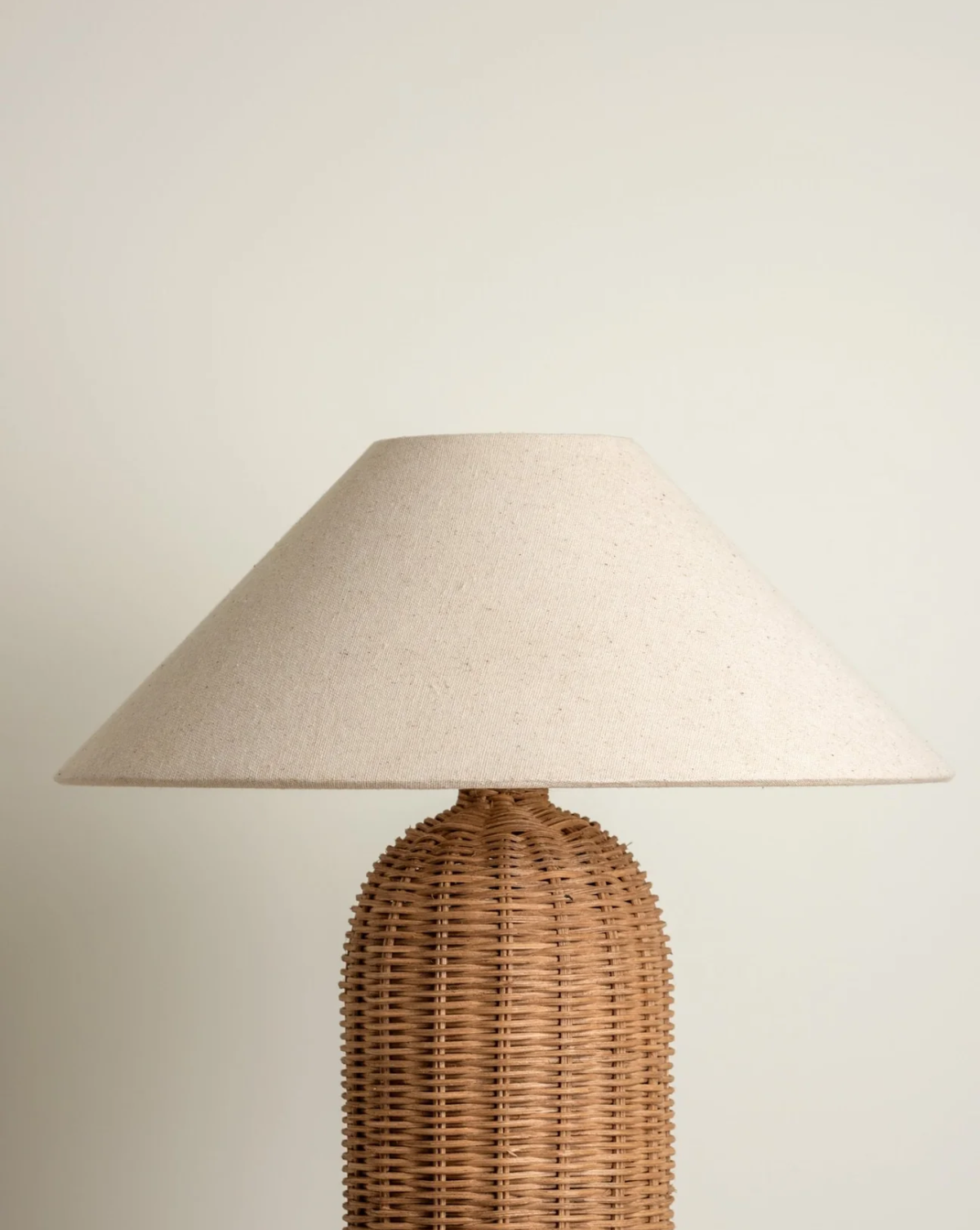 Wabi-Sabi Rotan Tafellamp – Handgeweven Voet Met Stoffen Kap | - Maison Roze