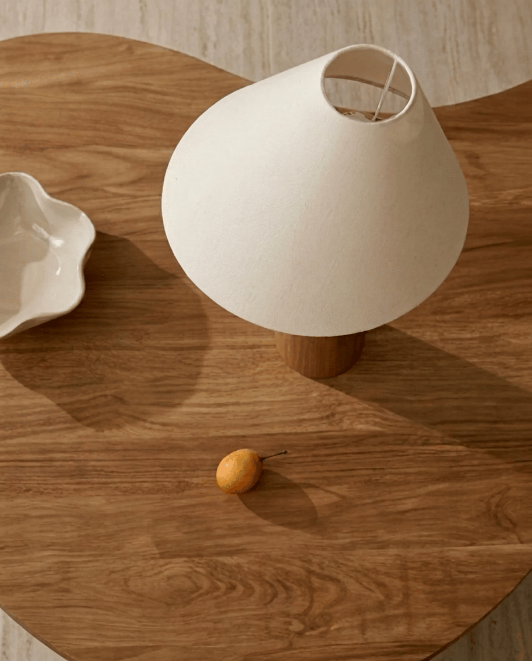 Grove tafellamp van massief hout met beige stoffen kap, 45 cm | - Maison Roze