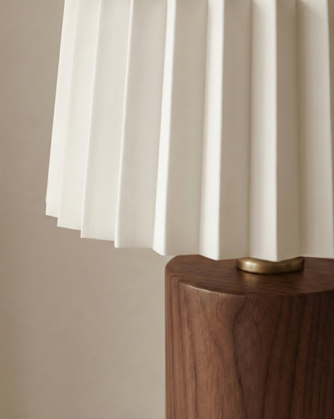 Koreaanse Stijl Tafellamp – Geplooide Stoffen Kap Met Houten Voet | - Maison Roze