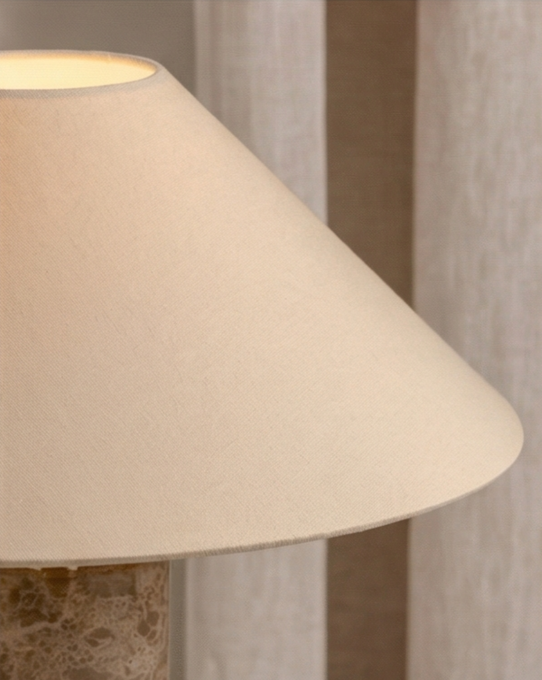 Nordic Marmeren Tafellamp – Witte Stoffen Kap | - Maison Roze