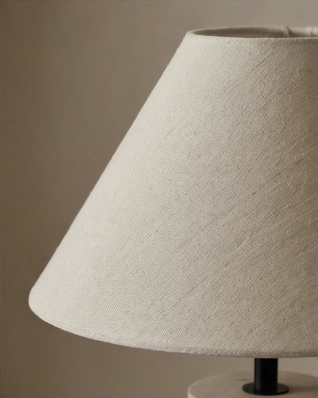 Travertijn Tafellamp – Gele Natuursteen & Stoffen Kap | - Maison Roze