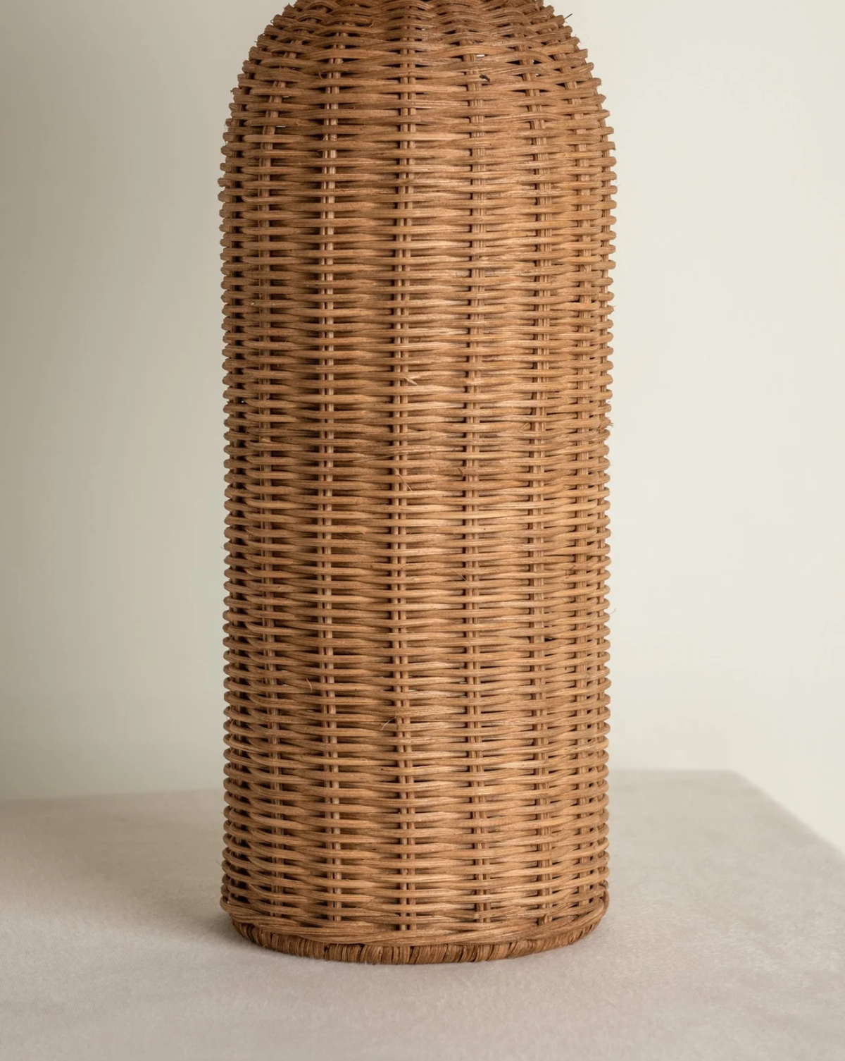 Wabi-Sabi Rotan Tafellamp – Handgeweven Voet Met Stoffen Kap | - Maison Roze