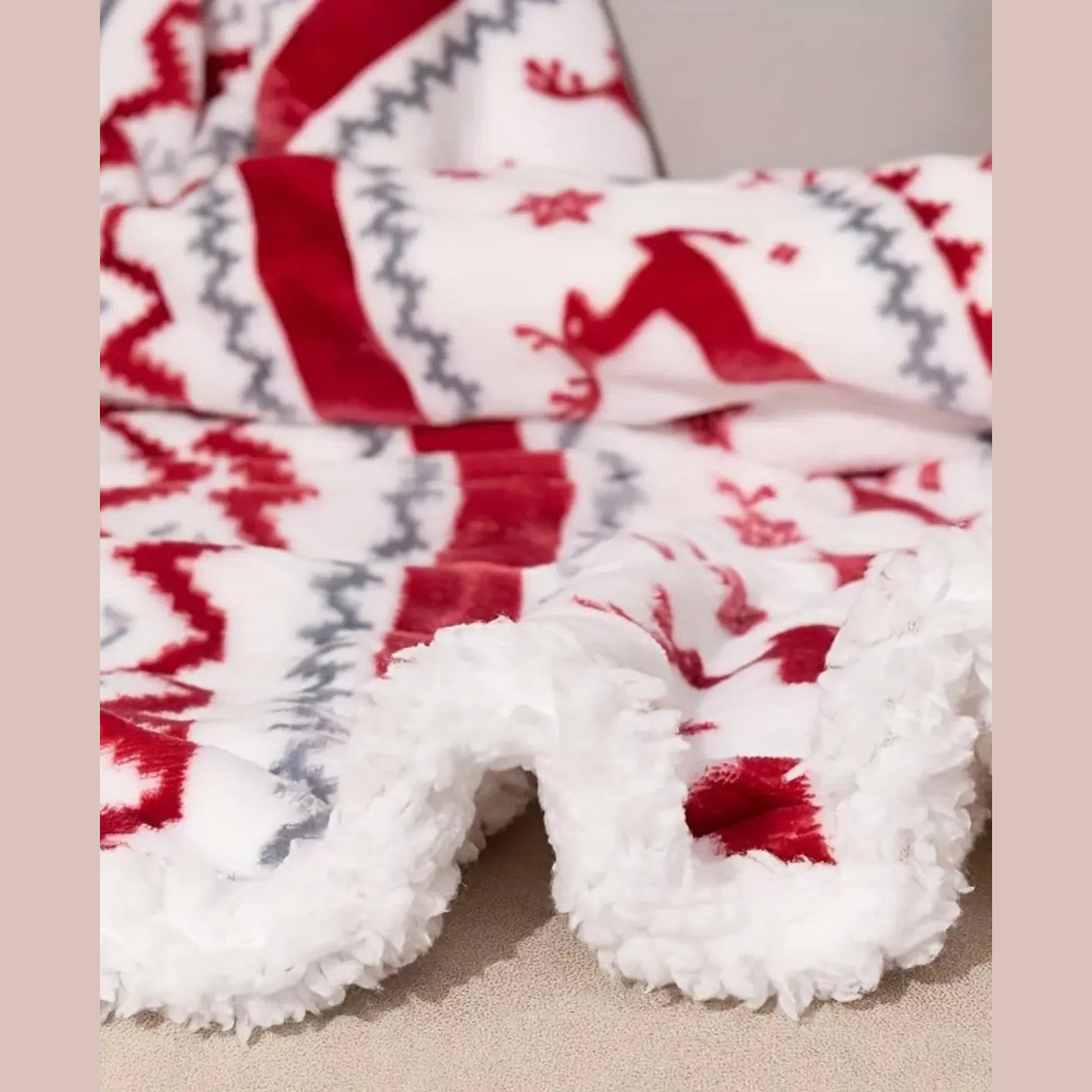 Witte Pluche Kerstdeken – Rode Rendierprint