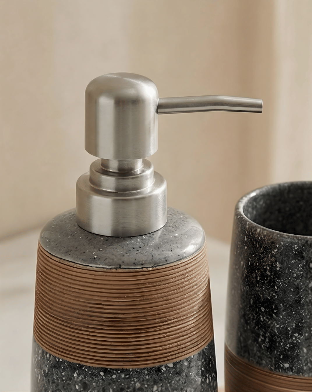 Flint Badkamerset 2-Delig Gespikkeld Keramiek Met Bamboe Design, 18 cm | - Maison Roze