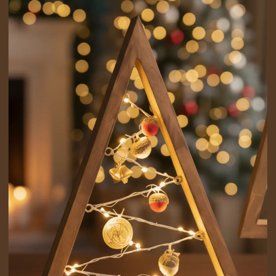Driehoekige Houten Kerstboom – Minimalistische Tafeldecoratie Met Ornamenten – Massief Hout