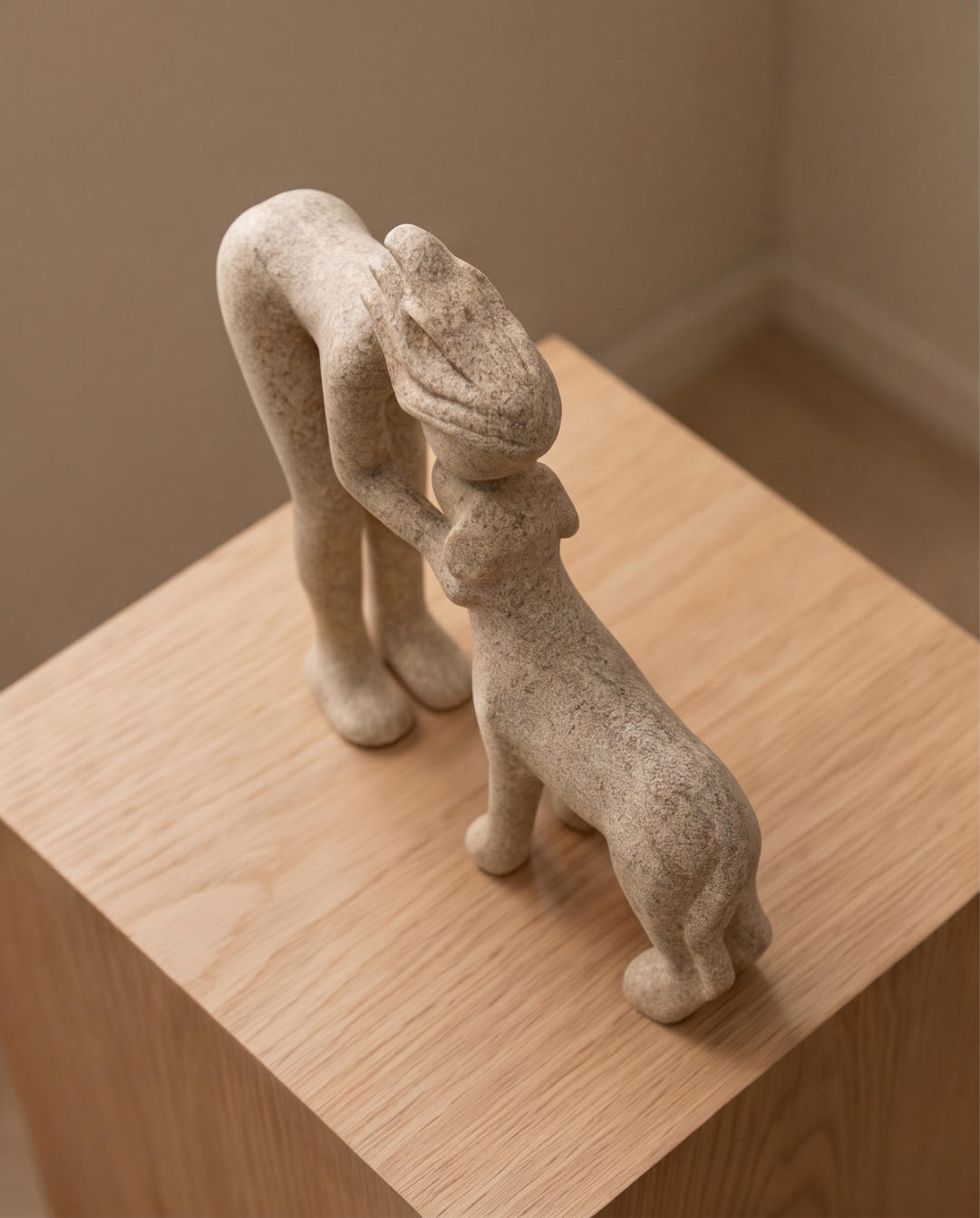 Abstract Beeldje Hars – Modern Decoratief Sculptuur | Vrouw kust Hond | - Maison Roze