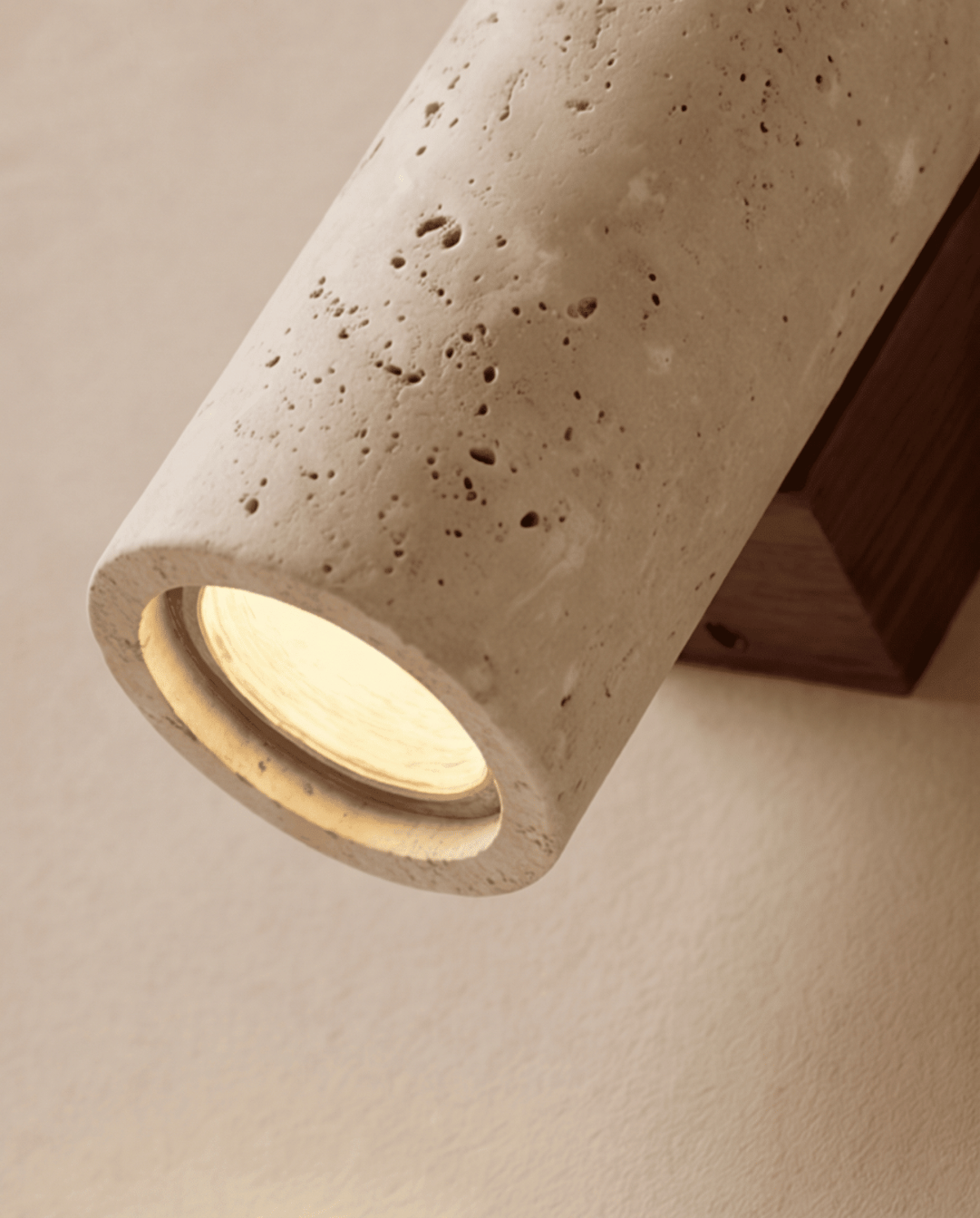 Wandlamp in natuutlijk travertijnsteen en massief hout | - Maison Roze