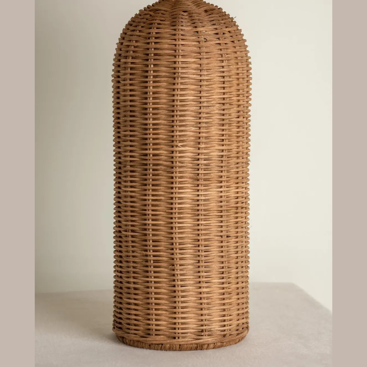 Wabi-Sabi Rotan Tafellamp – Handgeweven Voet Met Stoffen Kap