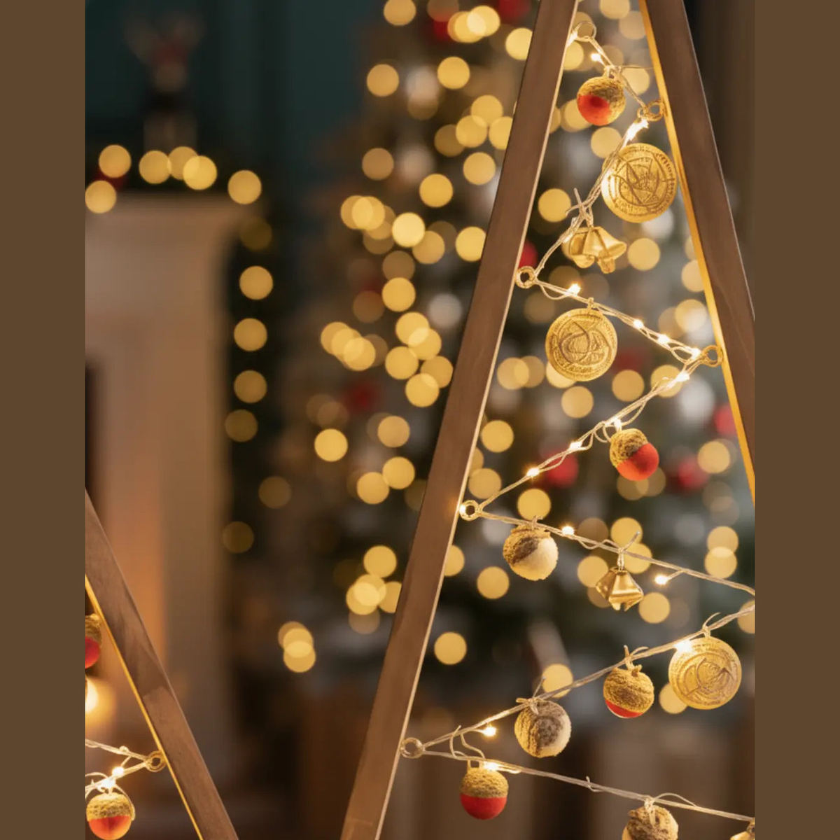 Driehoekige Houten Kerstboom – Minimalistische Tafeldecoratie Met Ornamenten – Massief Hout