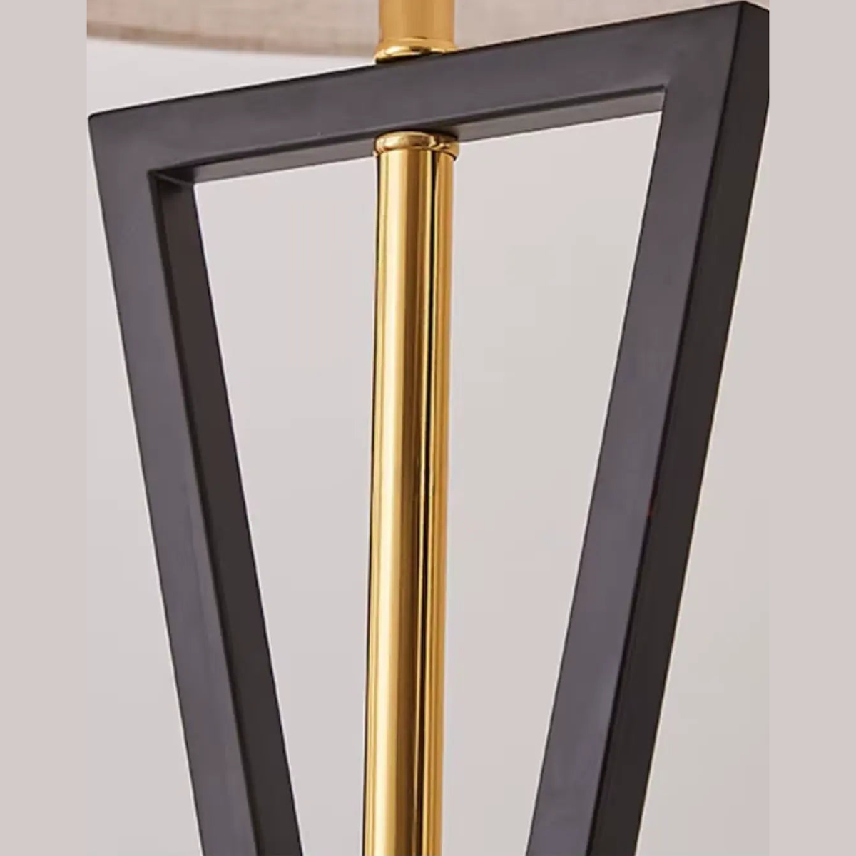 53cm Moderne Ijzeren Tafellamp – Tijdloos Ijzeren Ontwerp Met Stoffen Kap