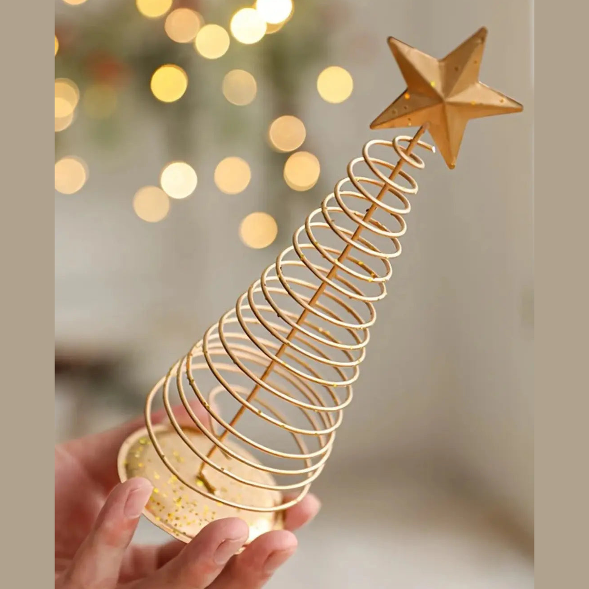 Vintage Gouden Ijzeren Kerstbomen – Minimalistische Scandinavische Tafeldecoratie