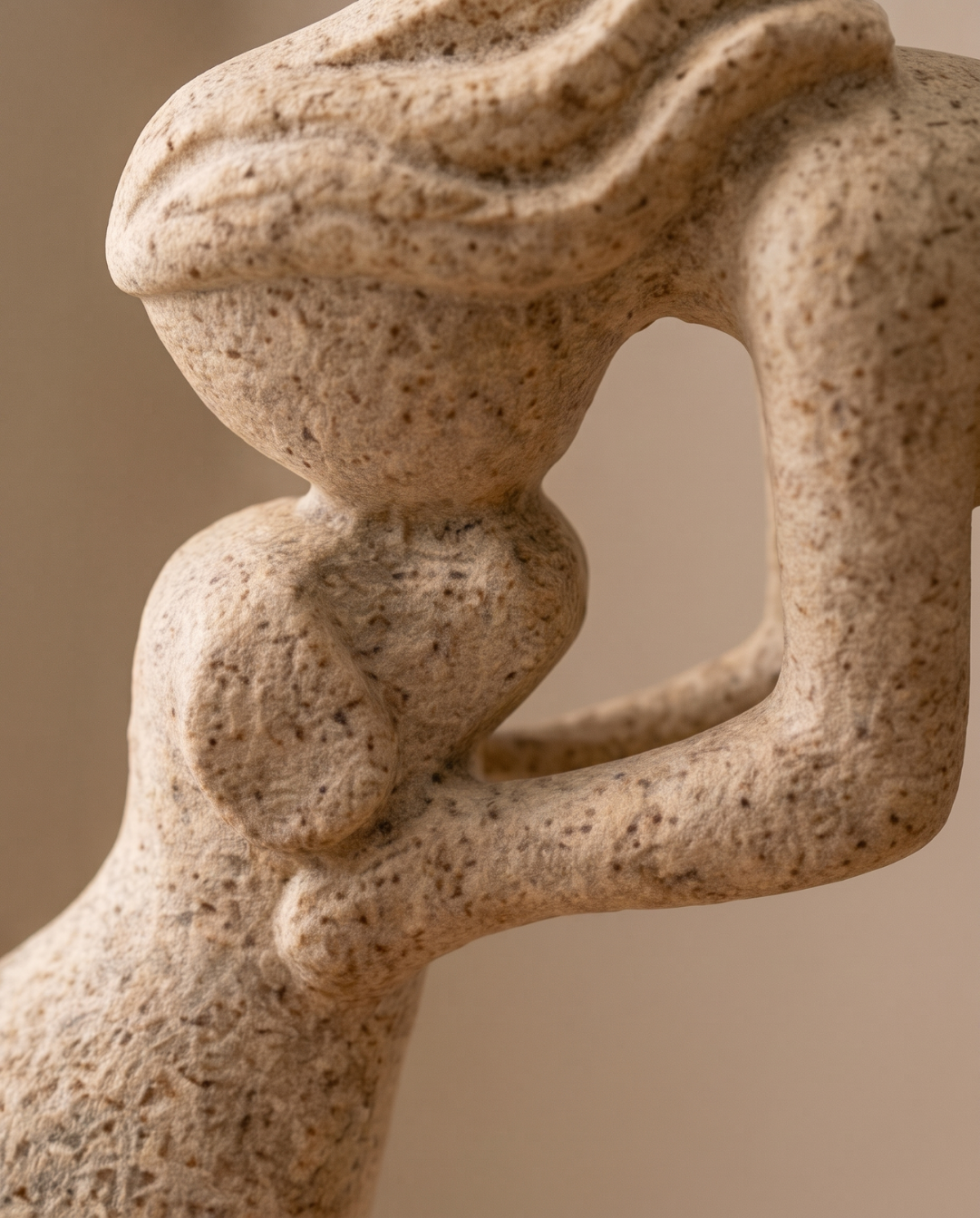 Abstract Beeldje Hars – Modern Decoratief Sculptuur | Vrouw kust Hond | - Maison Roze