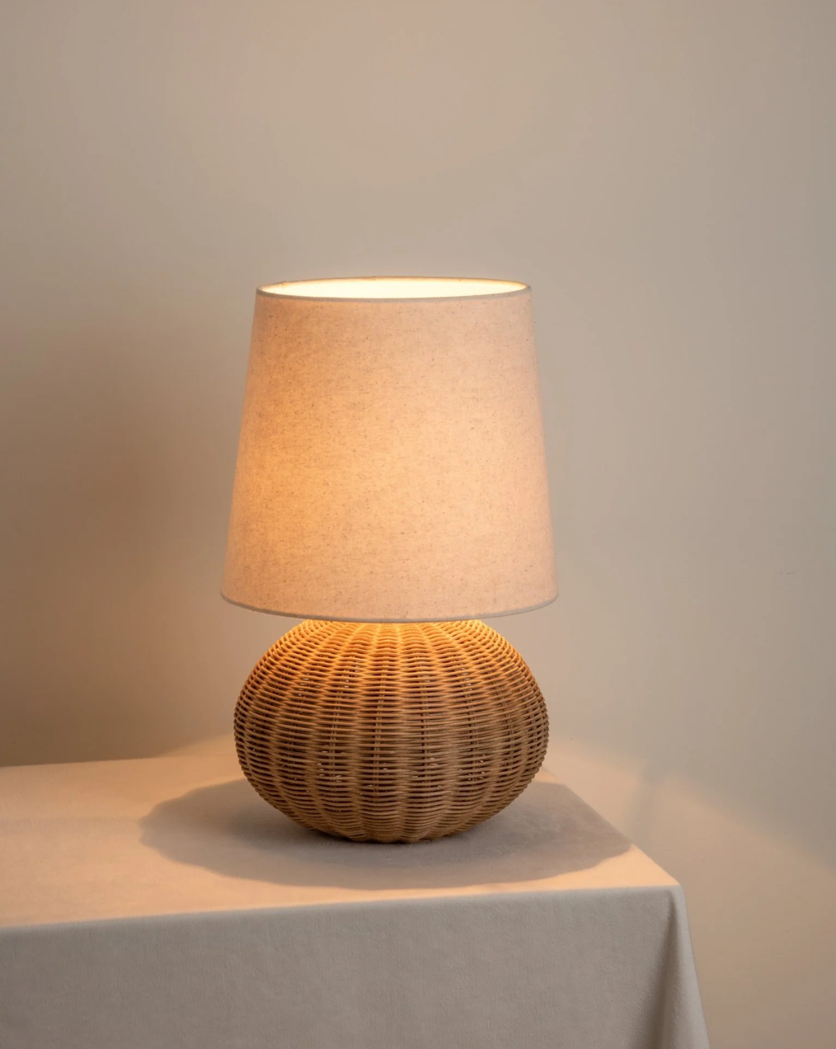 Wabi-Sabi Rotan Tafellamp – Handgeweven Voet Met Stoffen Kap | - Maison Roze